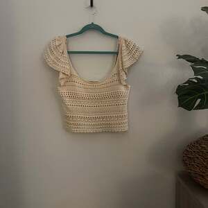 Sincerely Jules Crochet‎ Cream Crop Top